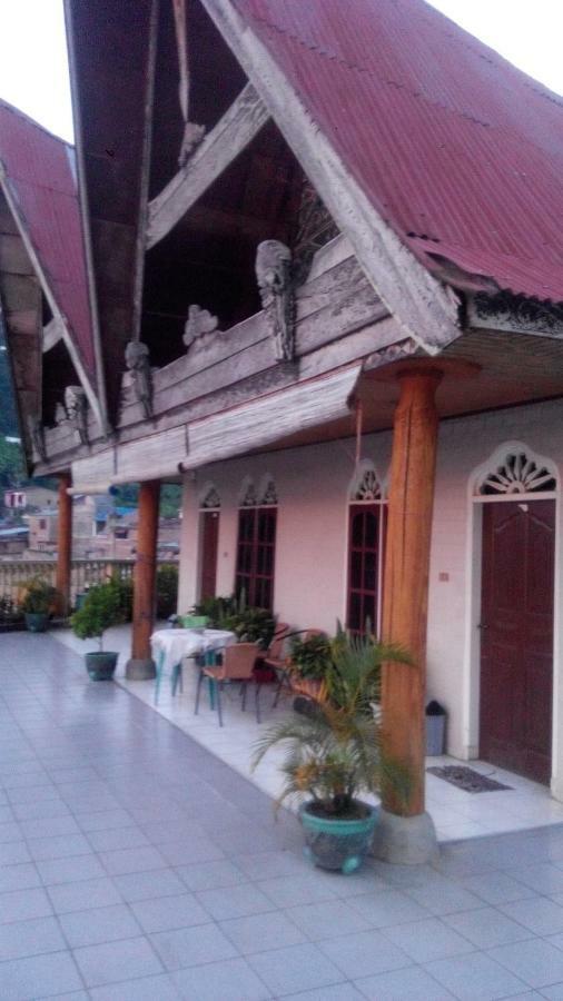 Melissa Palace Hotel And Karaoke Parapat Buitenkant foto